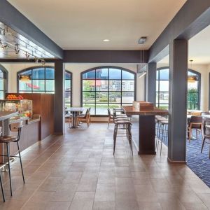 Dining area with comfortable seating, perfect for co-working at Courtyard By Marriott Waterloo St. Jacobs.