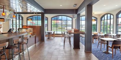 Dining area with comfortable seating, perfect for co-working at Courtyard By Marriott Waterloo St. Jacobs.