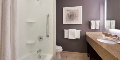 Guest bathroom with combined shower and tub at Courtyard By Marriott Waterloo St. Jacobs.