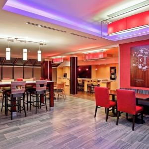 Dining area at TownePlace Suites By Marriott London.