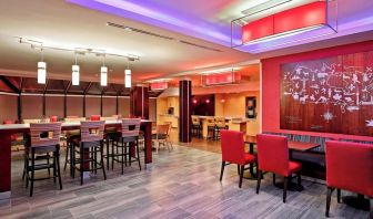 Dining area at TownePlace Suites By Marriott London.