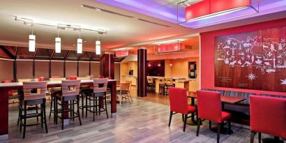 Dining area at TownePlace Suites By Marriott London.