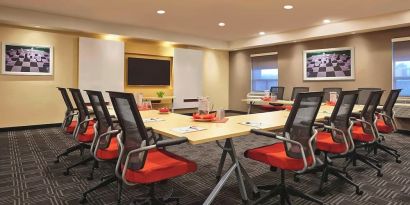 Professional meeting room at TownePlace Suites By Marriott London.