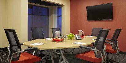 Professional meeting room at TownePlace Suites By Marriott London.