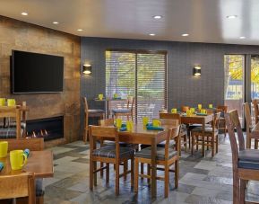 Dining area perfect for coworking at Four Points By Sheraton Salt Lake City Airport.