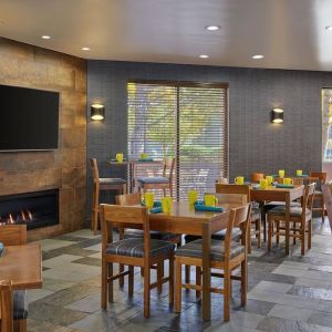 Dining area perfect for coworking at Four Points By Sheraton Salt Lake City Airport.