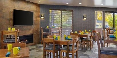 Dining area perfect for coworking at Four Points By Sheraton Salt Lake City Airport.