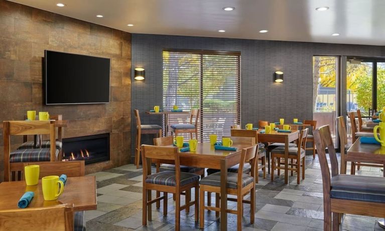 Dining area perfect for coworking at Four Points By Sheraton Salt Lake City Airport.