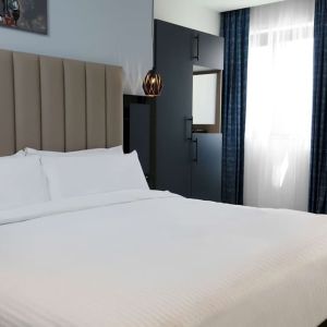 King room at Spark By Hilton Luton.