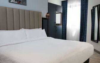 King room at Spark By Hilton Luton.