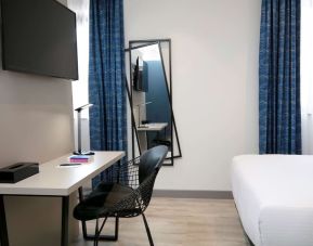 Day room with work station at Spark By Hilton Luton.