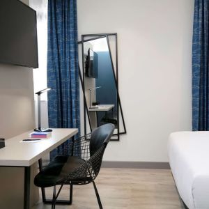 Day room with work station at Spark By Hilton Luton.