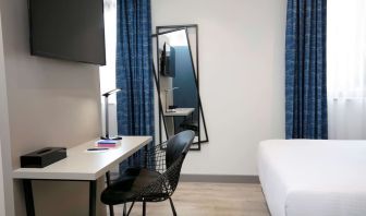 Day room with work station at Spark By Hilton Luton.