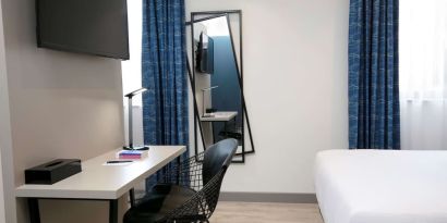 Day room with work station at Spark By Hilton Luton.