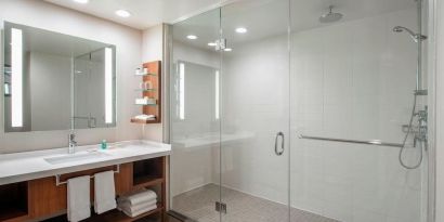 Guest bathroom with shower and free toiletries at Delta Hotel By Marriott Regina.