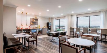 Dining area with comfortable seating at Delta Hotel By Marriott Regina.