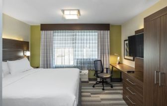 Standard day use room with TV and work desk at Holiday Inn Express & Suites Medicine Hat.