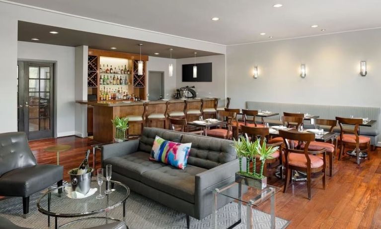 Dining area perfect for coworking at Le Parc At Melrose.