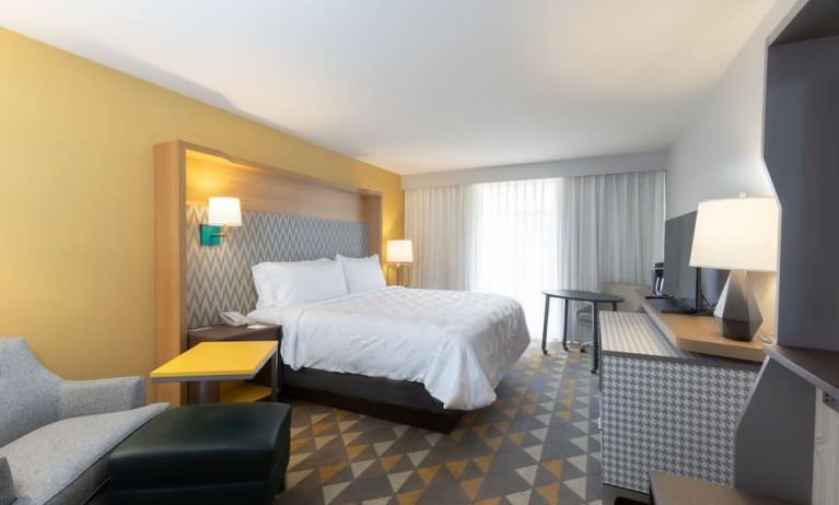 Day use room with natural light at Holiday Inn Orlando SW - Celebration Area.