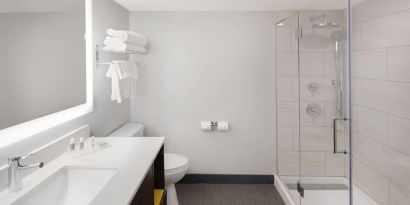 Guest bathroom with shower at Holiday Inn Orlando SW - Celebration Area.