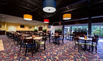 Dining area perfect for coworking at Holiday Inn Orlando SW - Celebration Area.