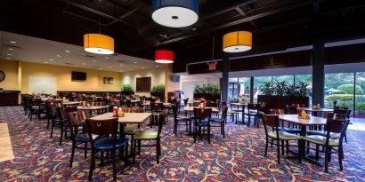 Dining area perfect for coworking at Holiday Inn Orlando SW - Celebration Area.