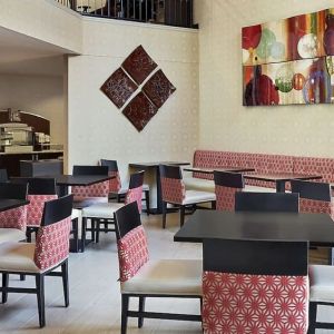 Dining area perfect for coworking at Holiday Inn Express & Suites Naples Downtown - 5th Avenue.