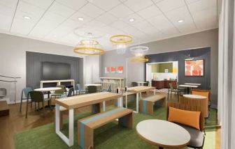 Dining area perfect for coworking at Spark By Hilton Fountain Hills Scottsdale.