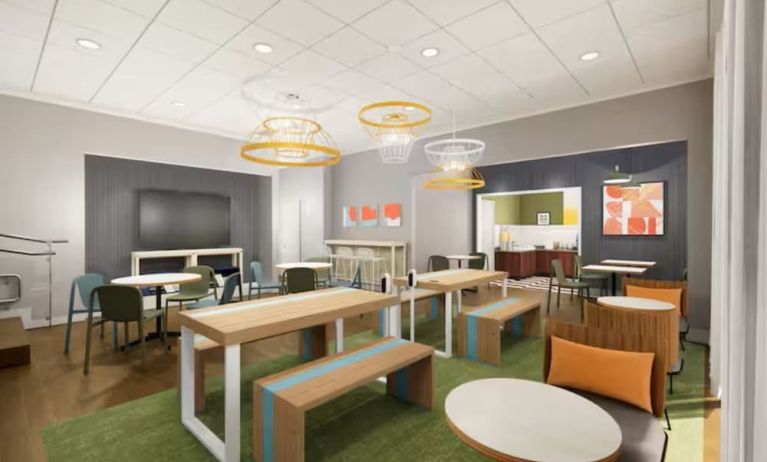 Dining area perfect for coworking at Spark By Hilton Fountain Hills Scottsdale.