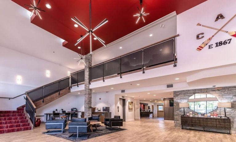 Lobby lounge at Kanata Kelowna And Conference Centre.