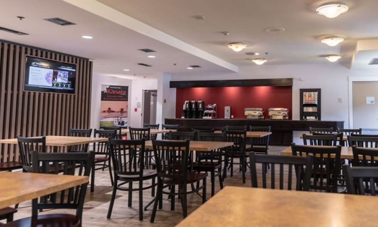 Dining area at Kanata Kelowna And Conference Centre.