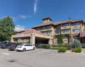 Hotel exterior and parking area at Kanata Kelowna And Conference Centre.