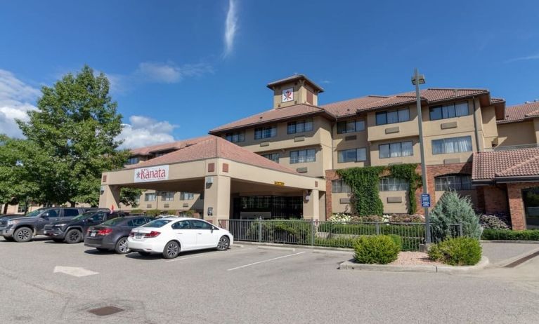 Hotel exterior and parking area at Kanata Kelowna And Conference Centre.