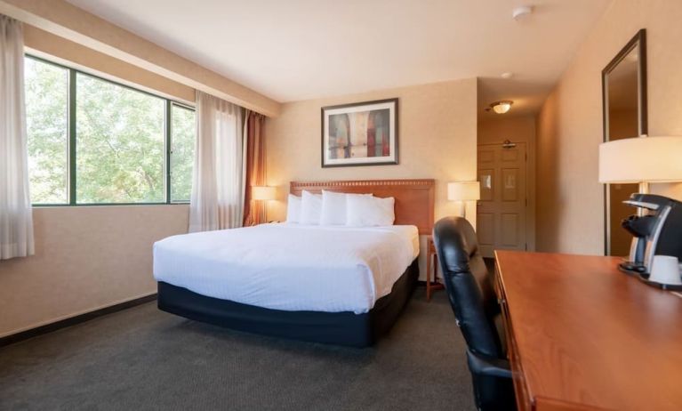 Bright and spacious day use room with work desk at Kanata Kelowna And Conference Centre.