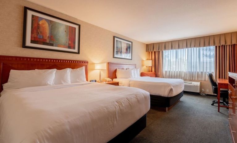 Day use twin room with work desk at Kanata Kelowna And Conference Centre.