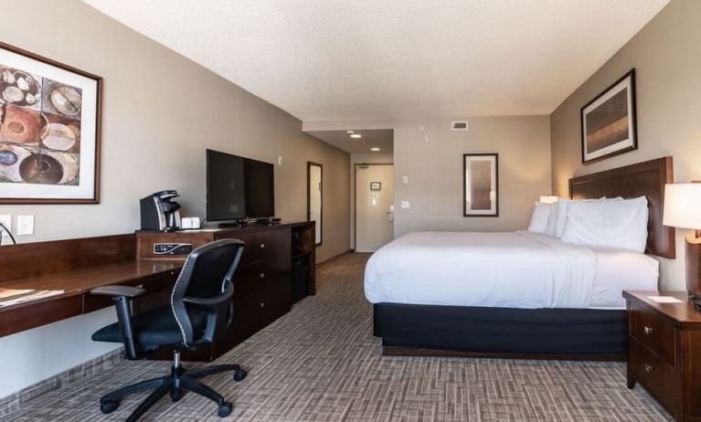 Standard day use room with work desk at Kanata Kelowna And Conference Centre.