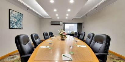 Professional meeting room with ergonomic chairs at Holiday Inn Peterborough-Waterfront.