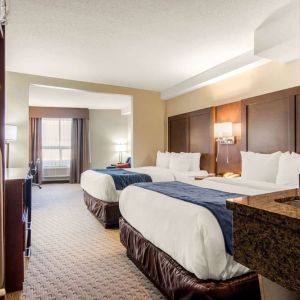 Day use twin room with work desk at Quality Inn Hotel Medicine Hat.