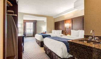 Day use twin room with work desk at Quality Inn Hotel Medicine Hat.