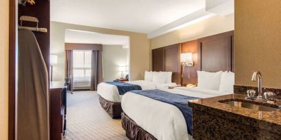 Day use twin room with work desk at Quality Inn Hotel Medicine Hat.