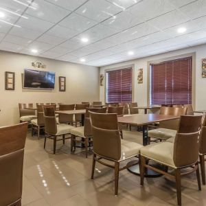 Dining area at Quality Inn Hotel Medicine Hat.