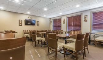 Dining area at Quality Inn Hotel Medicine Hat.