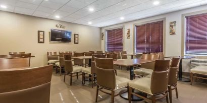 Dining area at Quality Inn Hotel Medicine Hat.