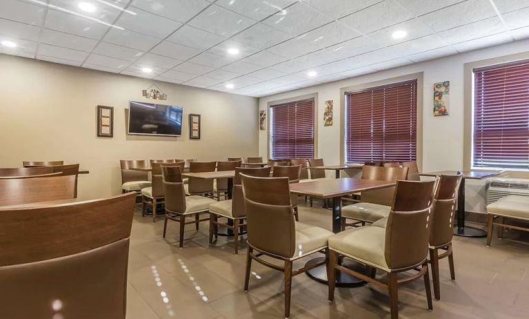 Dining area at Quality Inn Hotel Medicine Hat.