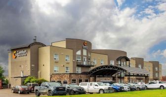 Hotel exterior and parking area at Quality Inn Hotel Medicine Hat.