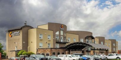 Hotel exterior and parking area at Quality Inn Hotel Medicine Hat.