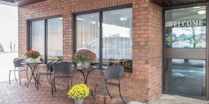 Hotel entrance with sitting area at Comfort Inn Pembroke.