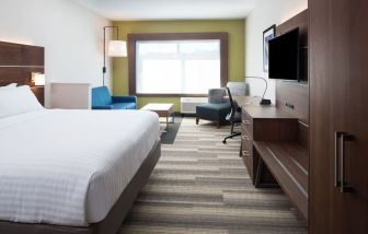 Day use room with natural light at Holiday Inn Express & Suites Ruston.