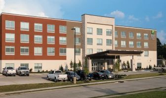 Hotel exterior at Holiday Inn Express & Suites Ruston.