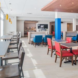 Dining area perfect for coworking at Holiday Inn Express & Suites Ruston.